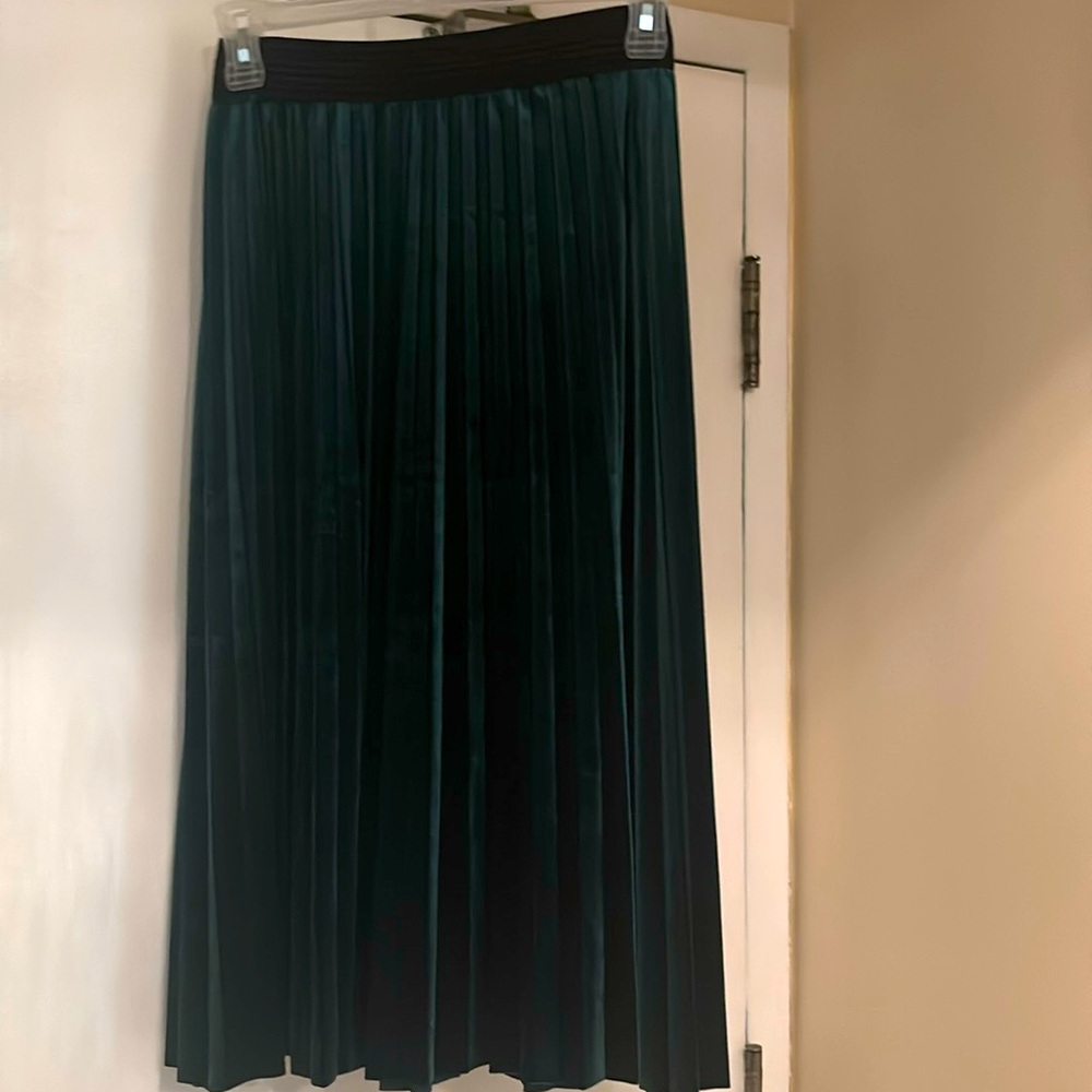 Women’s pleated skirt, long, with elastic waist, size XS-S, green, Dynamite